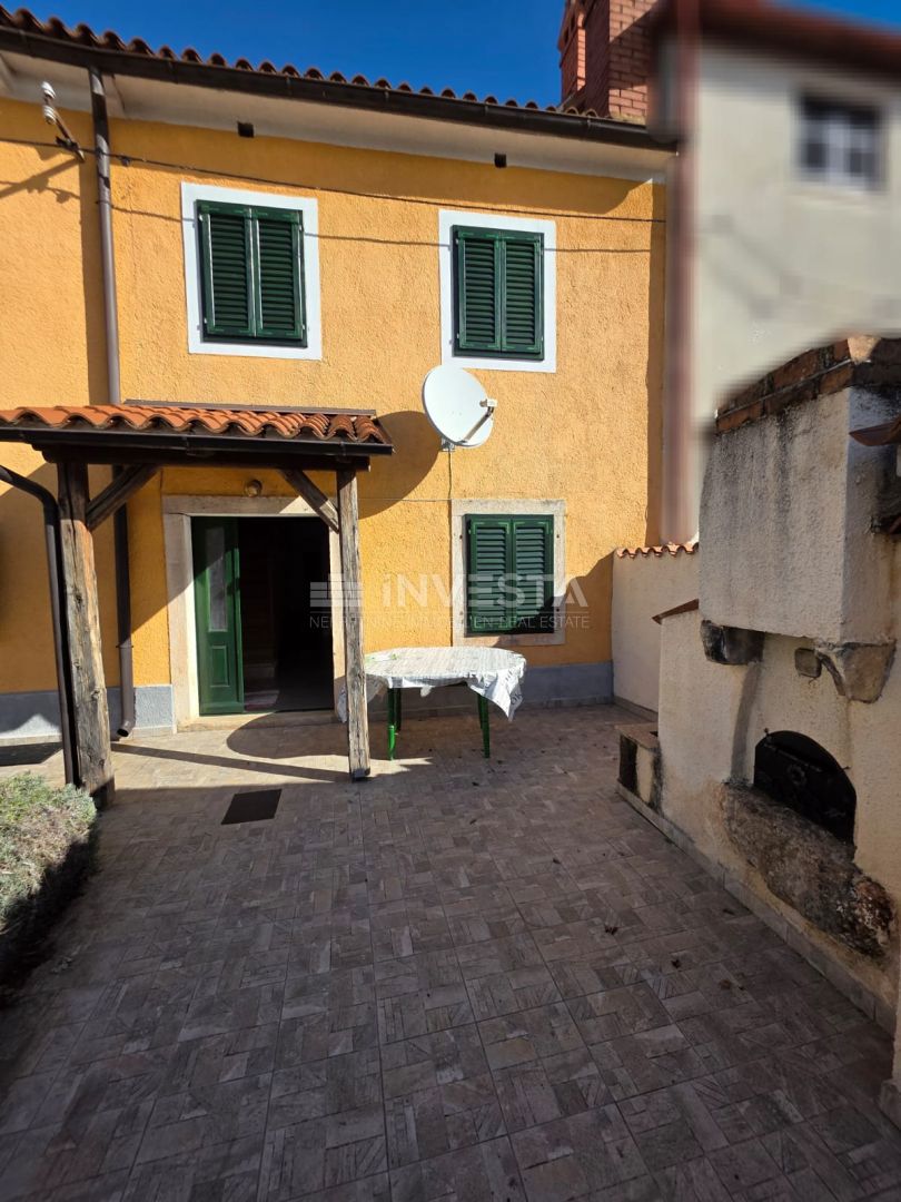 Casa a schiera ristrutturata con 3 camere da letto e cortile