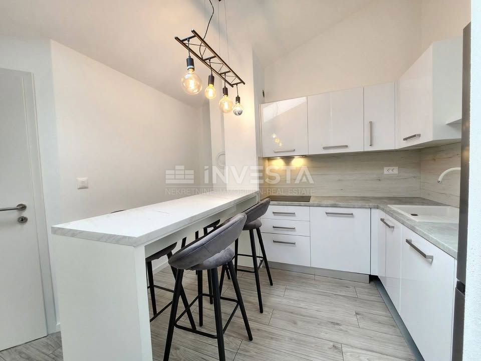 Piccolo appartamento in un edificio di nuova costruzione con terrazza