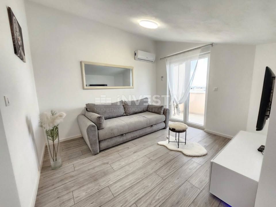 Piccolo appartamento in un edificio di nuova costruzione con terrazza