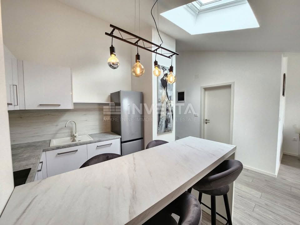 Piccolo appartamento in un edificio di nuova costruzione con terrazza