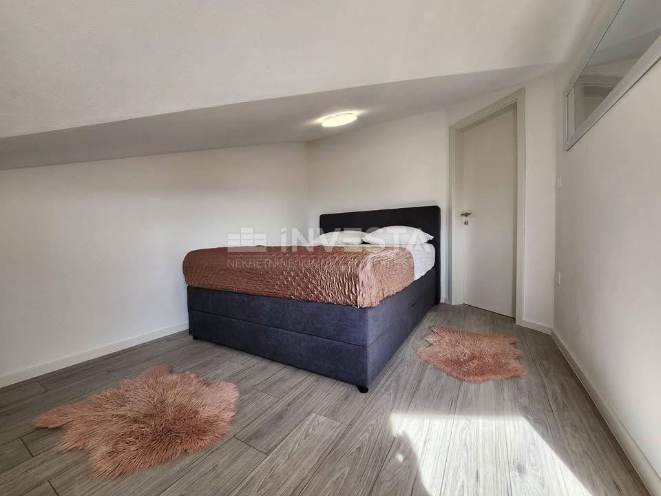 Piccolo appartamento in un edificio di nuova costruzione con terrazza