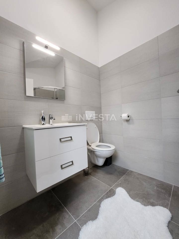 Piccolo appartamento in un edificio di nuova costruzione con terrazza