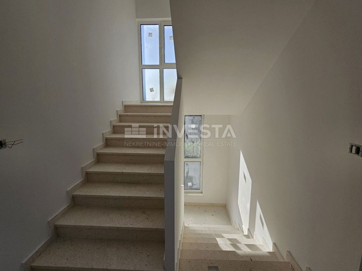 Pola, appartamento nuova costruzione, 2° piano, 95 m2, 2 camere da letto + 2 bagni + WC + giardino + parcheggio