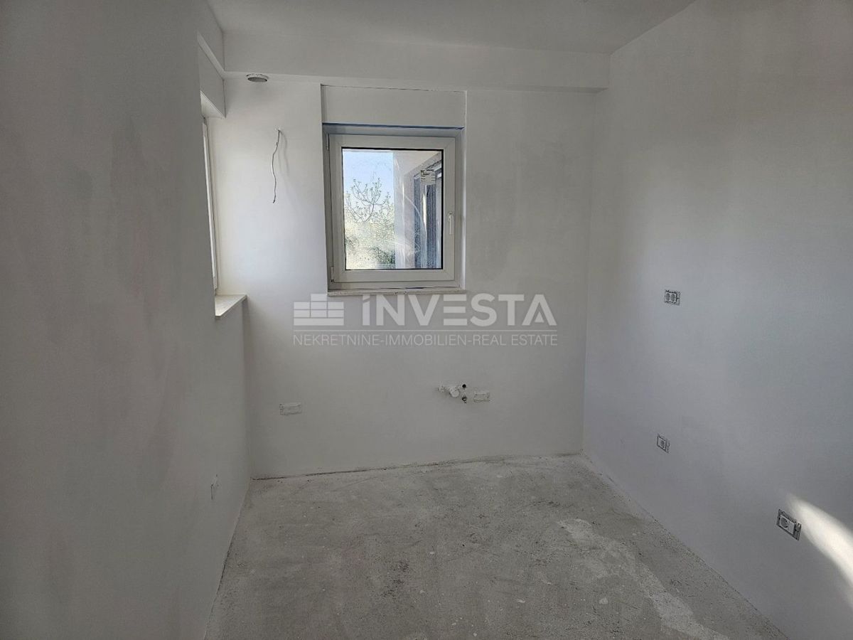 Pola, appartamento nuova costruzione, 2° piano, 95 m2, 2 camere da letto + 2 bagni + WC + giardino + parcheggio