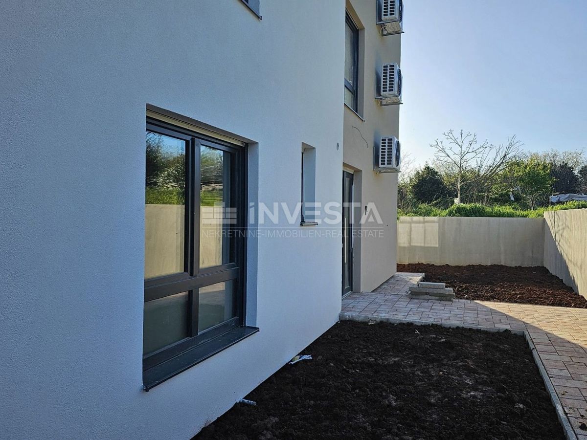 Pola, appartamento nuova costruzione, 2° piano, 95 m2, 2 camere da letto + 2 bagni + WC + giardino + parcheggio