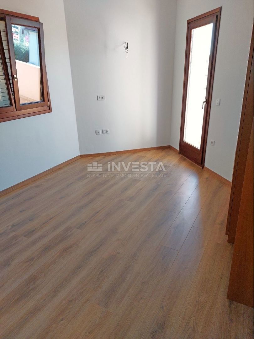 Parenzo, appartamento bilocale al piano terra, 61+28 m2, ottima posizione, OCCASIONE!