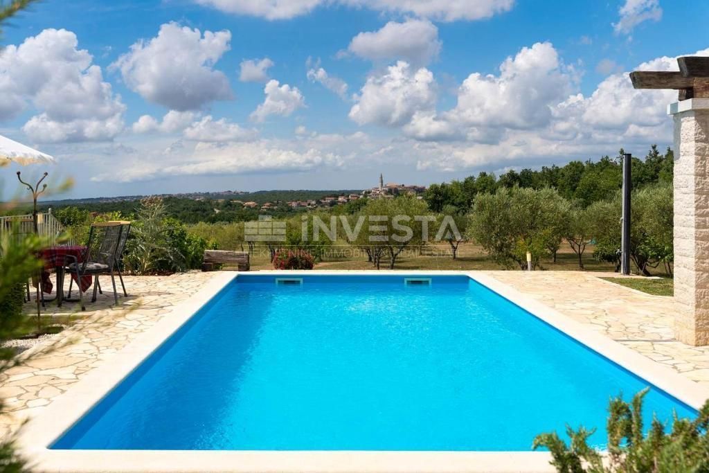 Dintorni di Visignano, villa con piscina ai margini del villaggio, 166 m2, 3 camere da letto