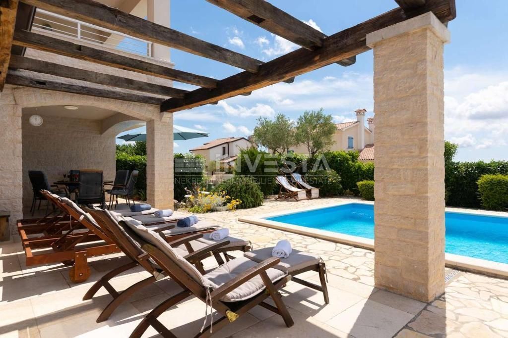 Dintorni di Visignano, villa con piscina ai margini del villaggio, 166 m2, 3 camere da letto