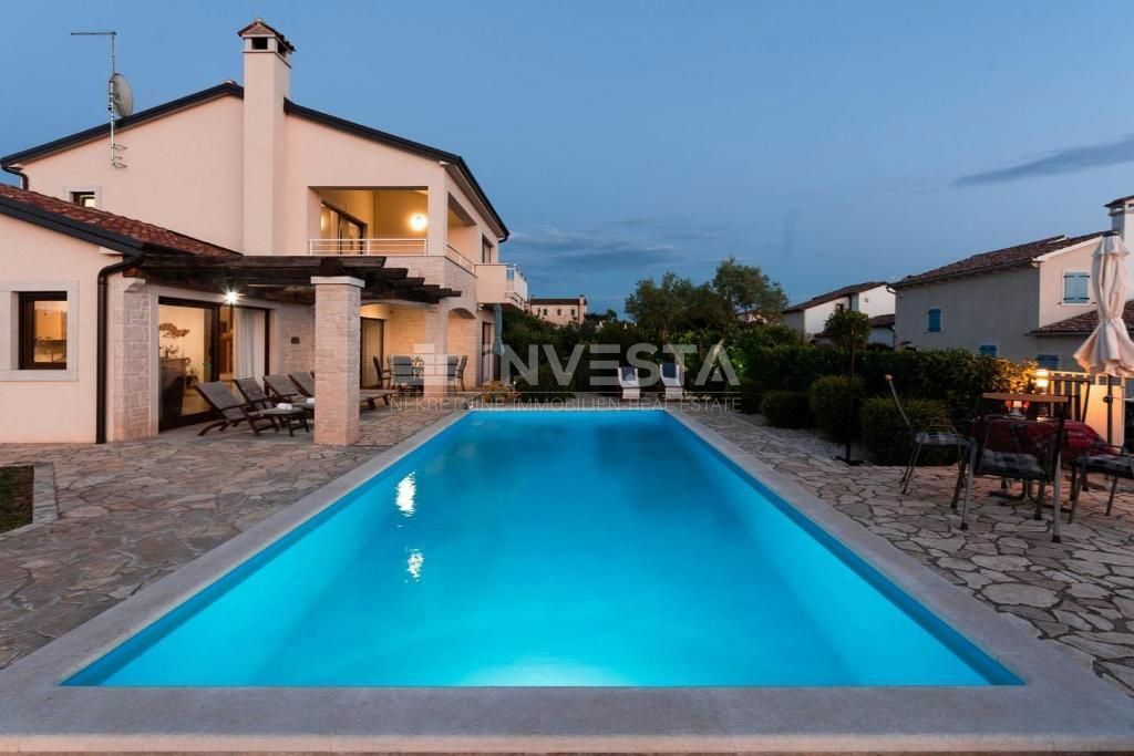 Dintorni di Visignano, villa con piscina ai margini del villaggio, 166 m2, 3 camere da letto