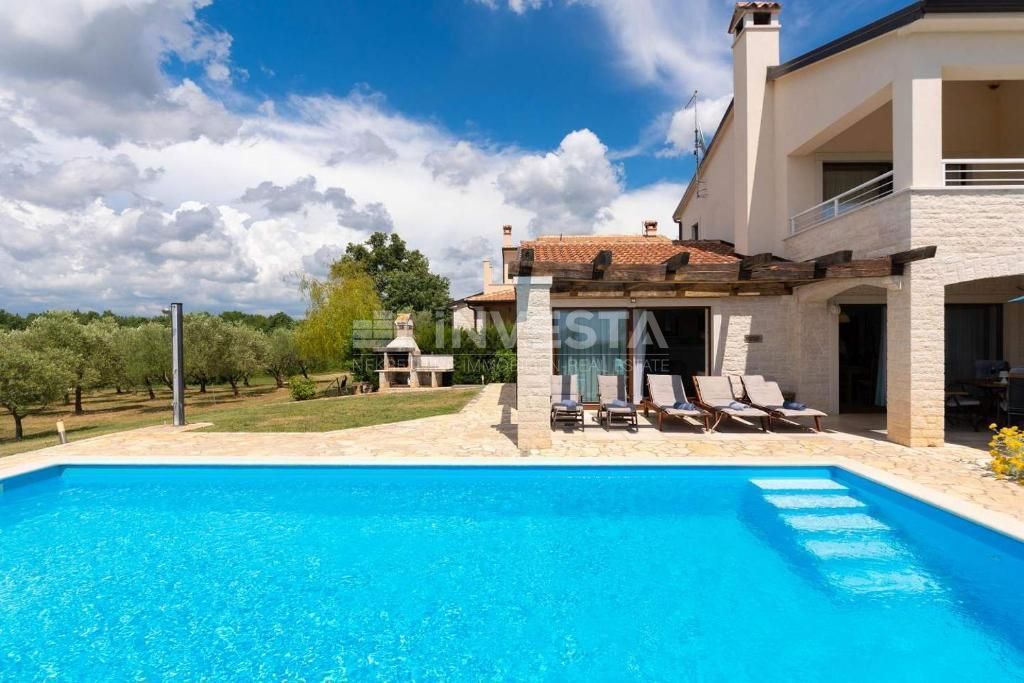 Dintorni di Visignano, villa con piscina ai margini del villaggio, 166 m2, 3 camere da letto