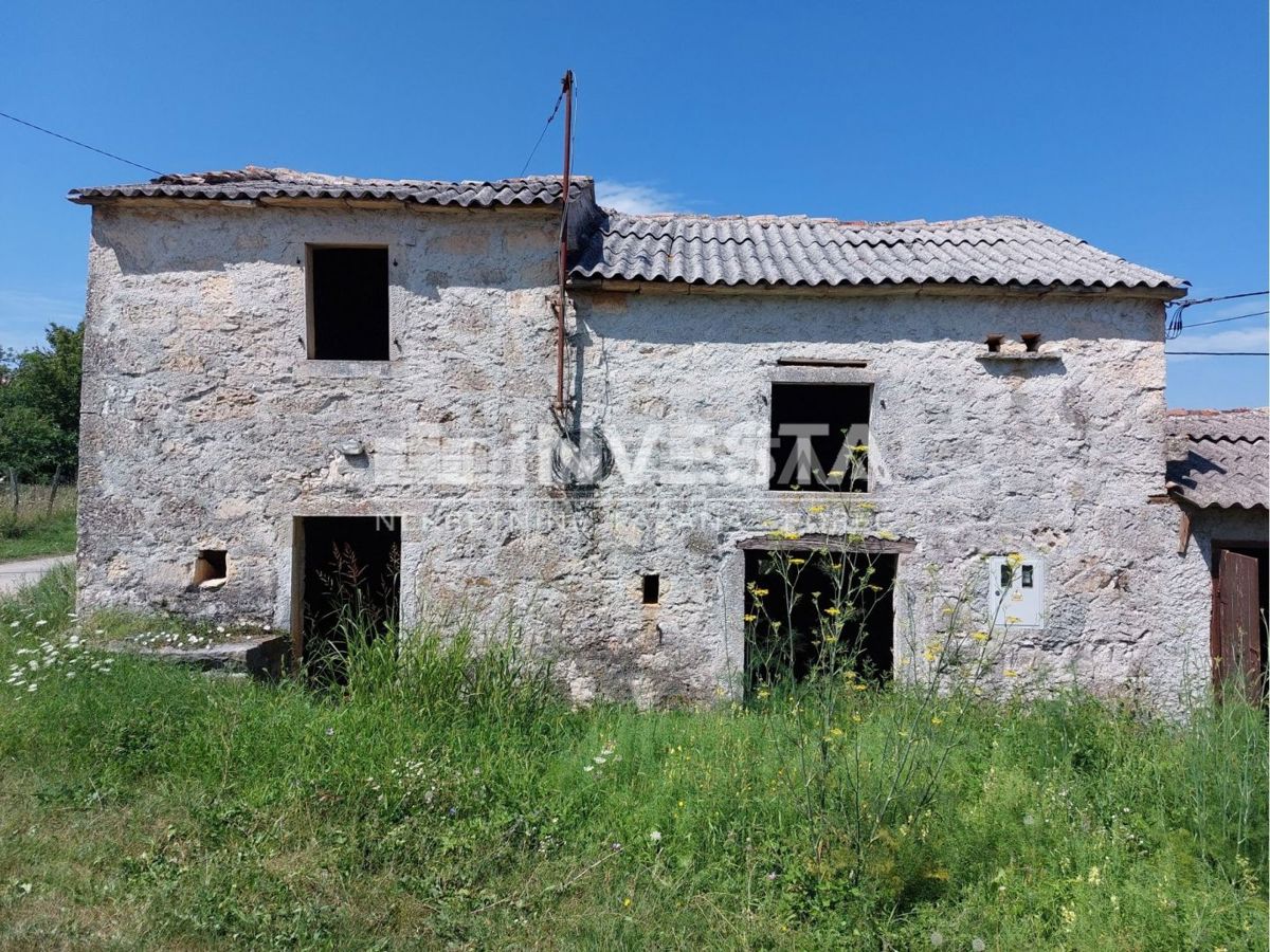 Parenzo, casa indipendente in pietra con ampio giardino