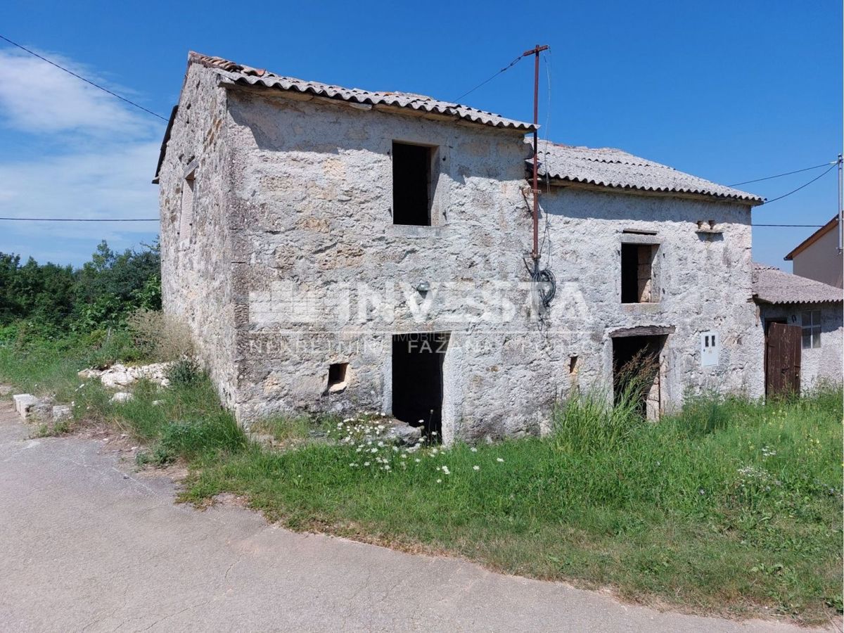 Parenzo, casa indipendente in pietra con ampio giardino