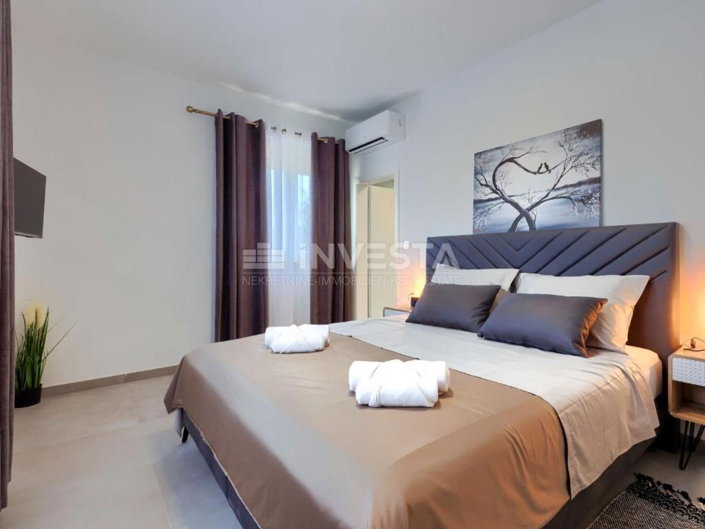 Dintorni di Dignano, moderna casa per vacanze con piscina, 195 m2