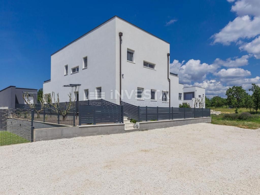 Dintorni di Dignano, moderna casa per vacanze con piscina, 195 m2