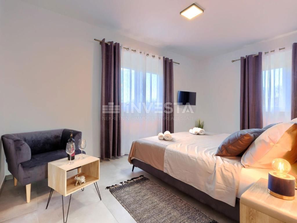 Dintorni di Dignano, moderna casa per vacanze con piscina, 195 m2