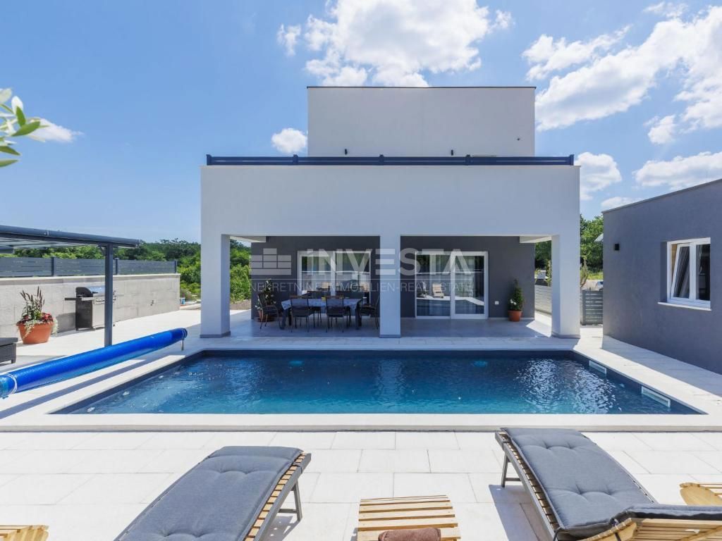 Dintorni di Dignano, moderna casa per vacanze con piscina, 195 m2