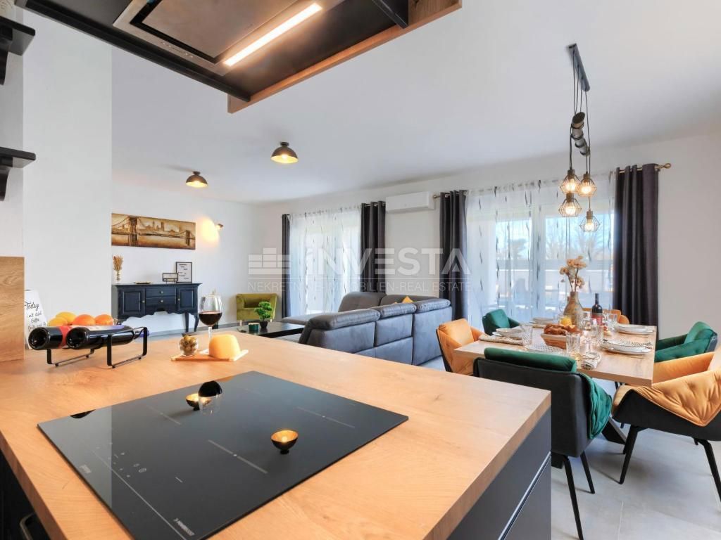 Dintorni di Dignano, moderna casa per vacanze con piscina, 195 m2