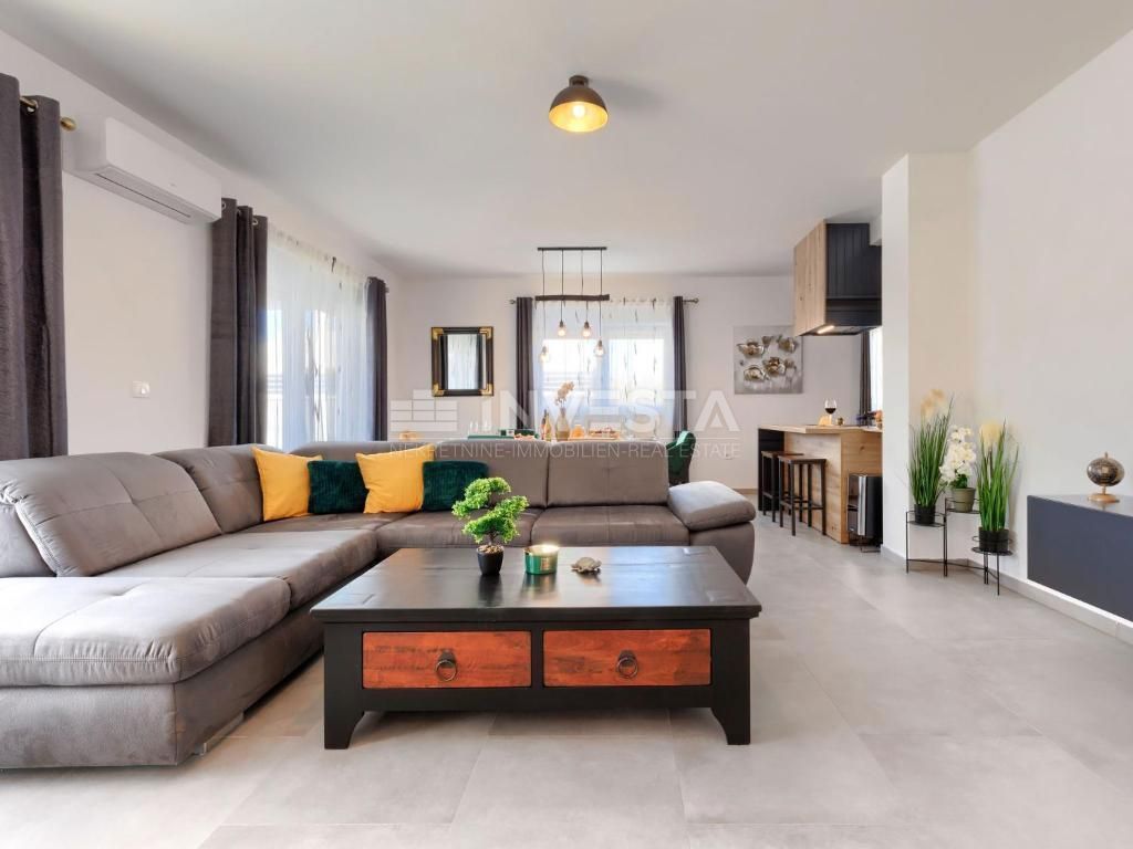 Dintorni di Dignano, moderna casa per vacanze con piscina, 195 m2