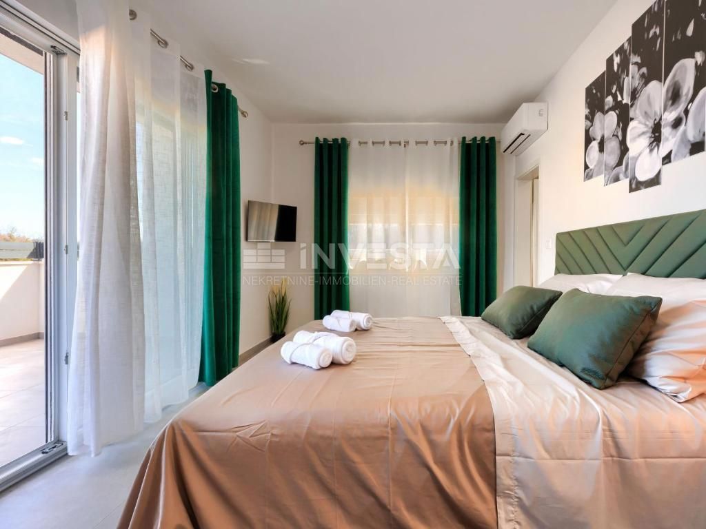 Dintorni di Dignano, moderna casa per vacanze con piscina, 195 m2