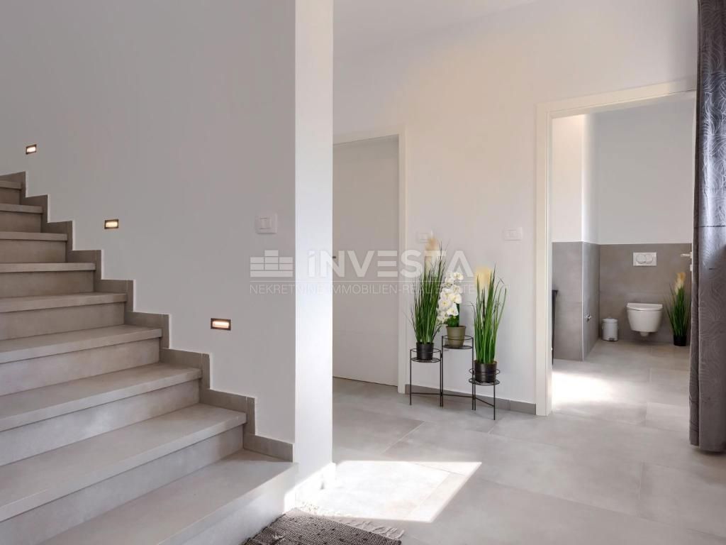 Dintorni di Dignano, moderna casa per vacanze con piscina, 195 m2