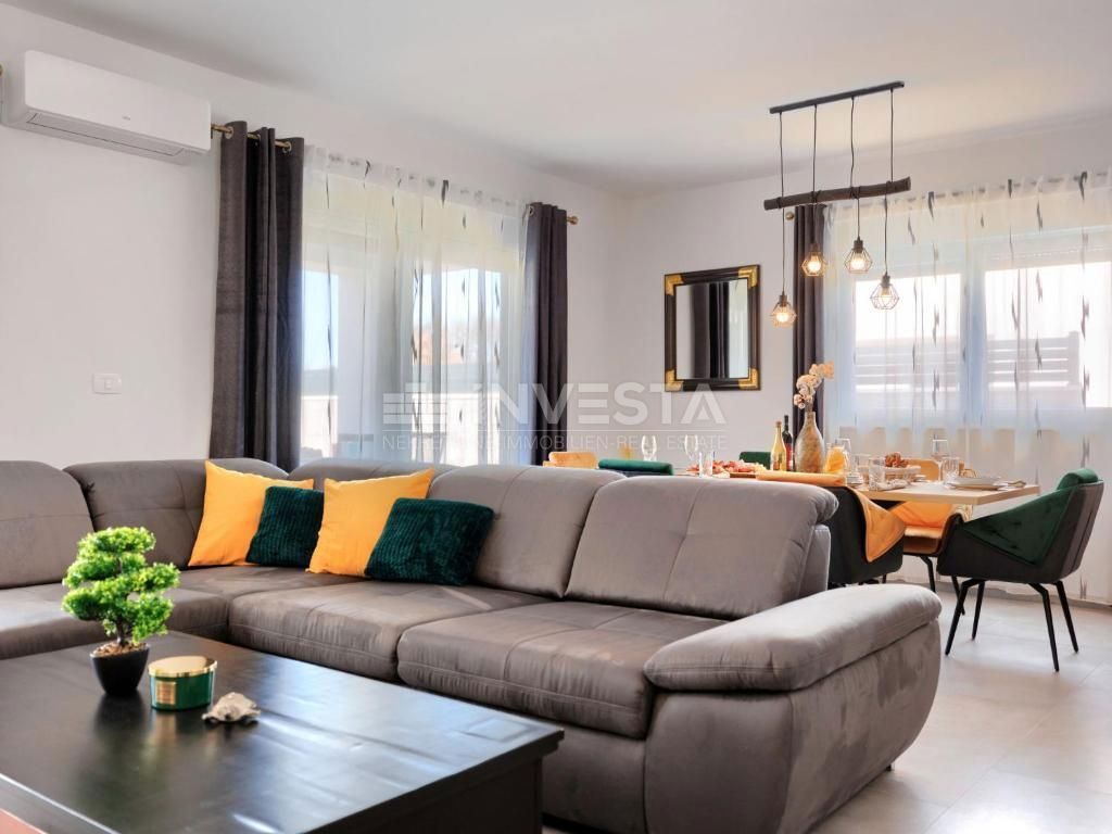 Dintorni di Dignano, moderna casa per vacanze con piscina, 195 m2