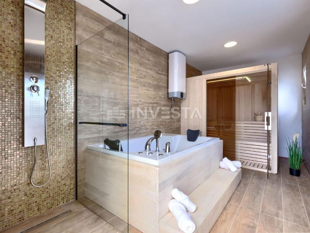 Dintorni di Dignano, moderna casa per vacanze con piscina, 195 m2