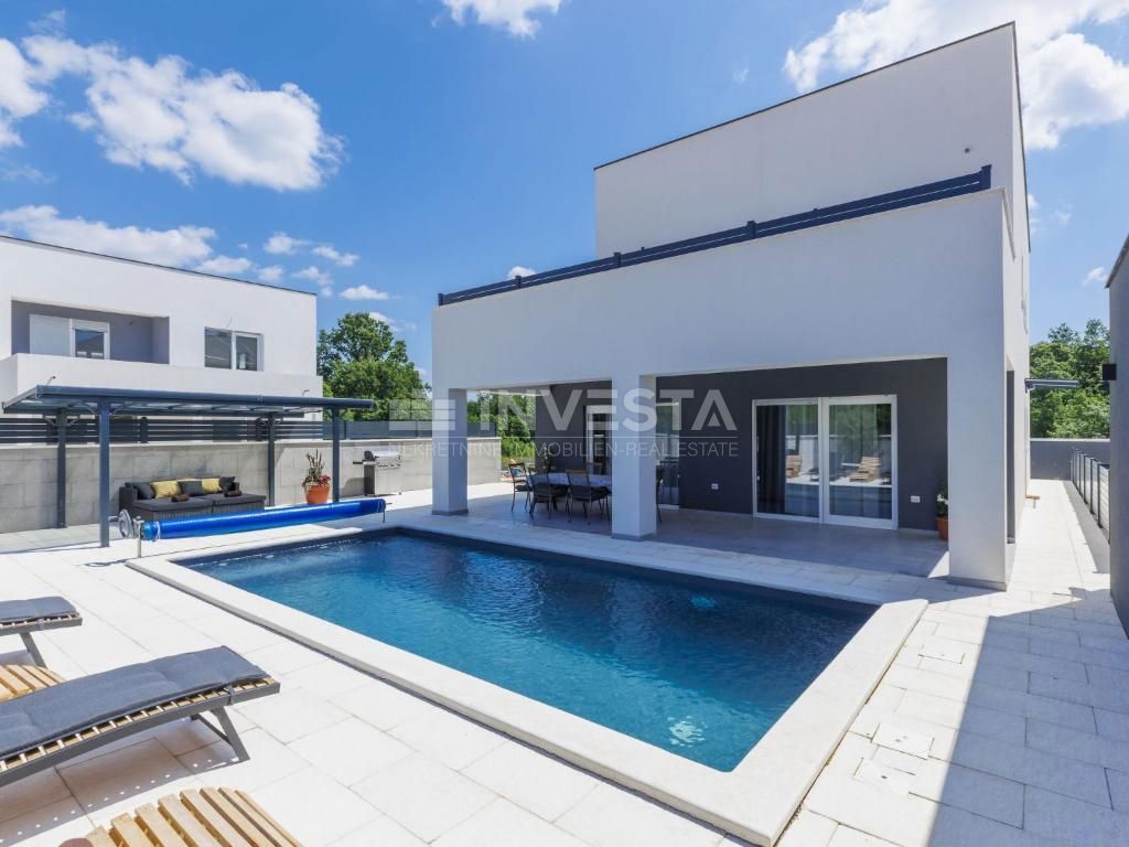 Dintorni di Dignano, moderna casa per vacanze con piscina, 195 m2