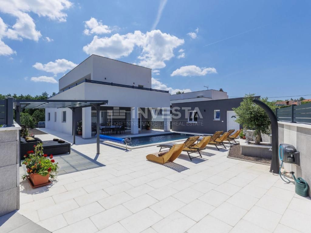 Dintorni di Dignano, moderna casa per vacanze con piscina, 195 m2