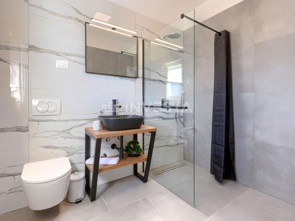 Dintorni di Dignano, moderna casa per vacanze con piscina, 195 m2