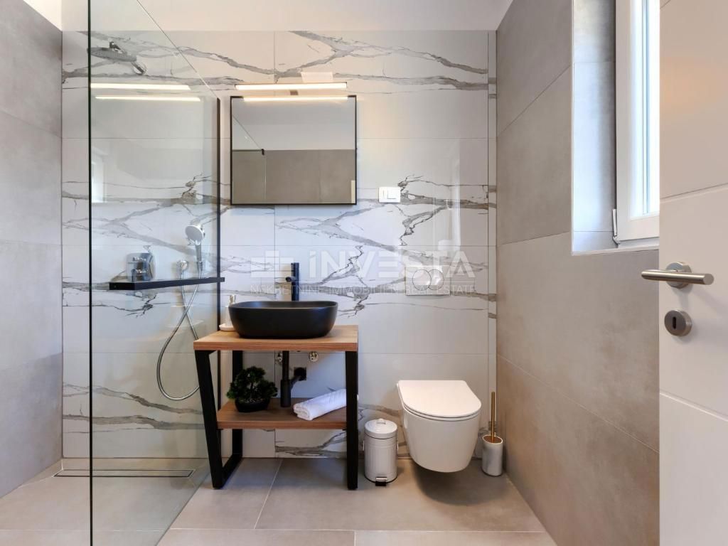 Dintorni di Dignano, moderna casa per vacanze con piscina, 195 m2