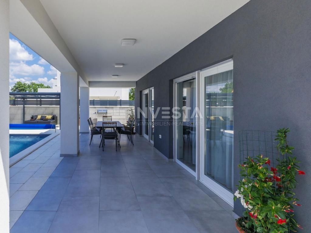 Dintorni di Dignano, moderna casa per vacanze con piscina, 195 m2