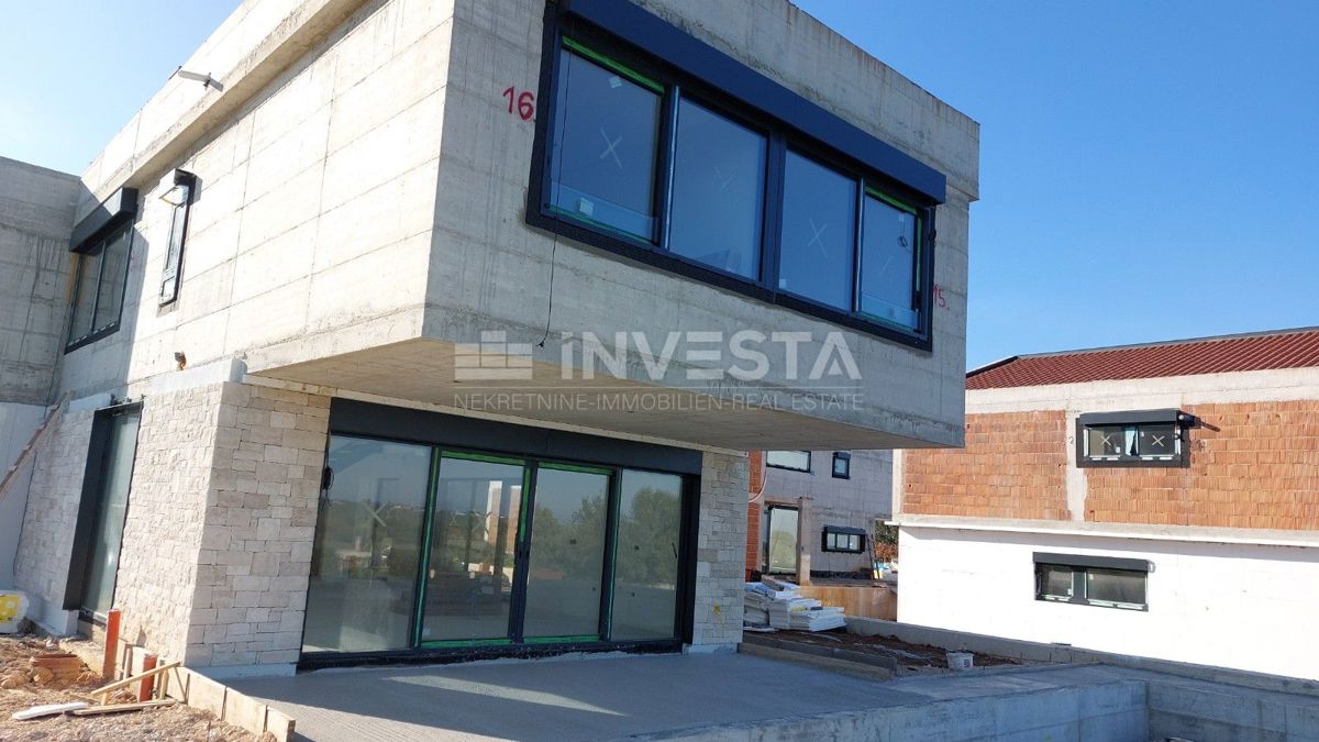 Zona di Poreč, villa moderna con vista mare