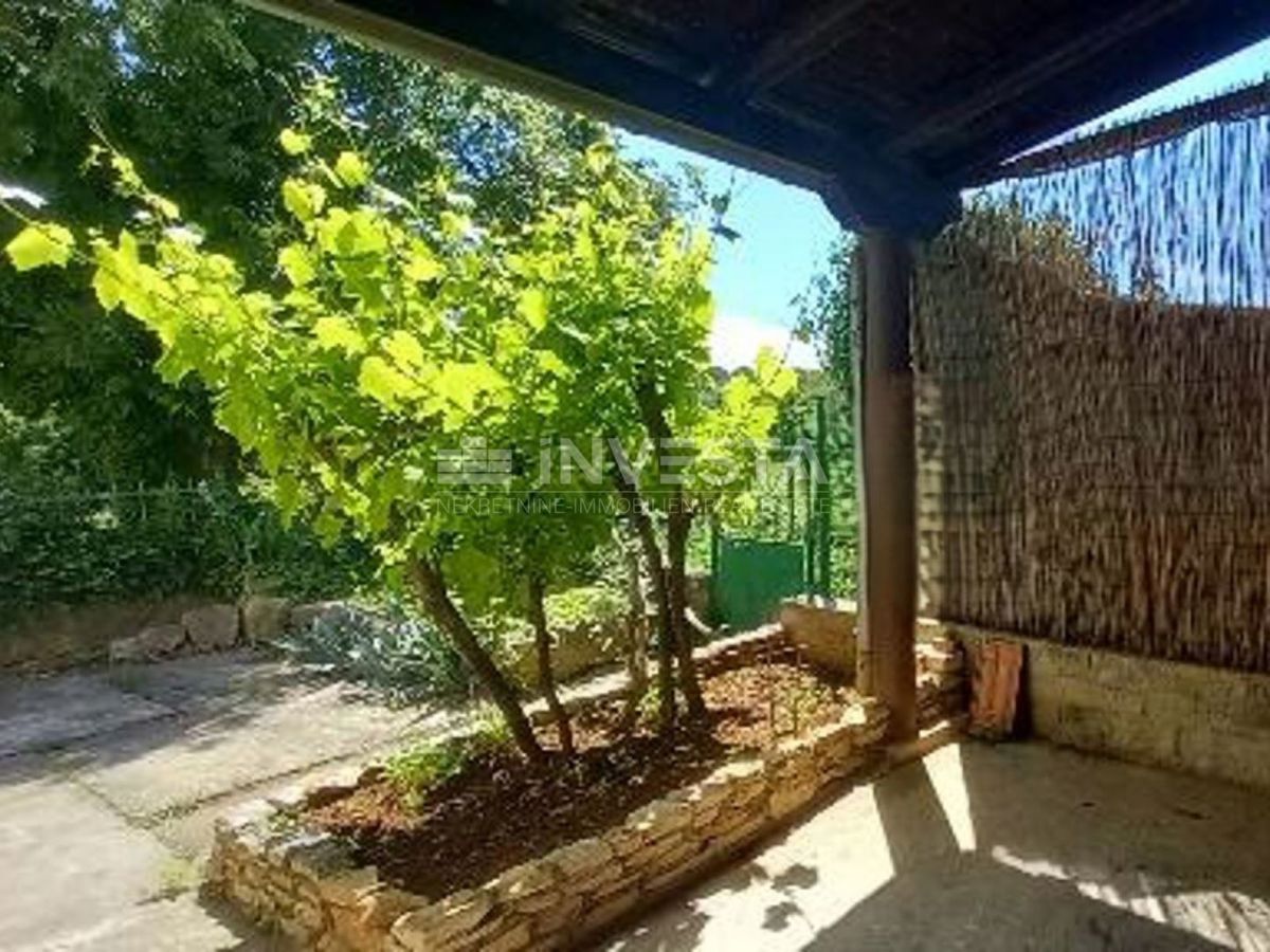 Veli Vrh, Casa con giardino vicino al mare