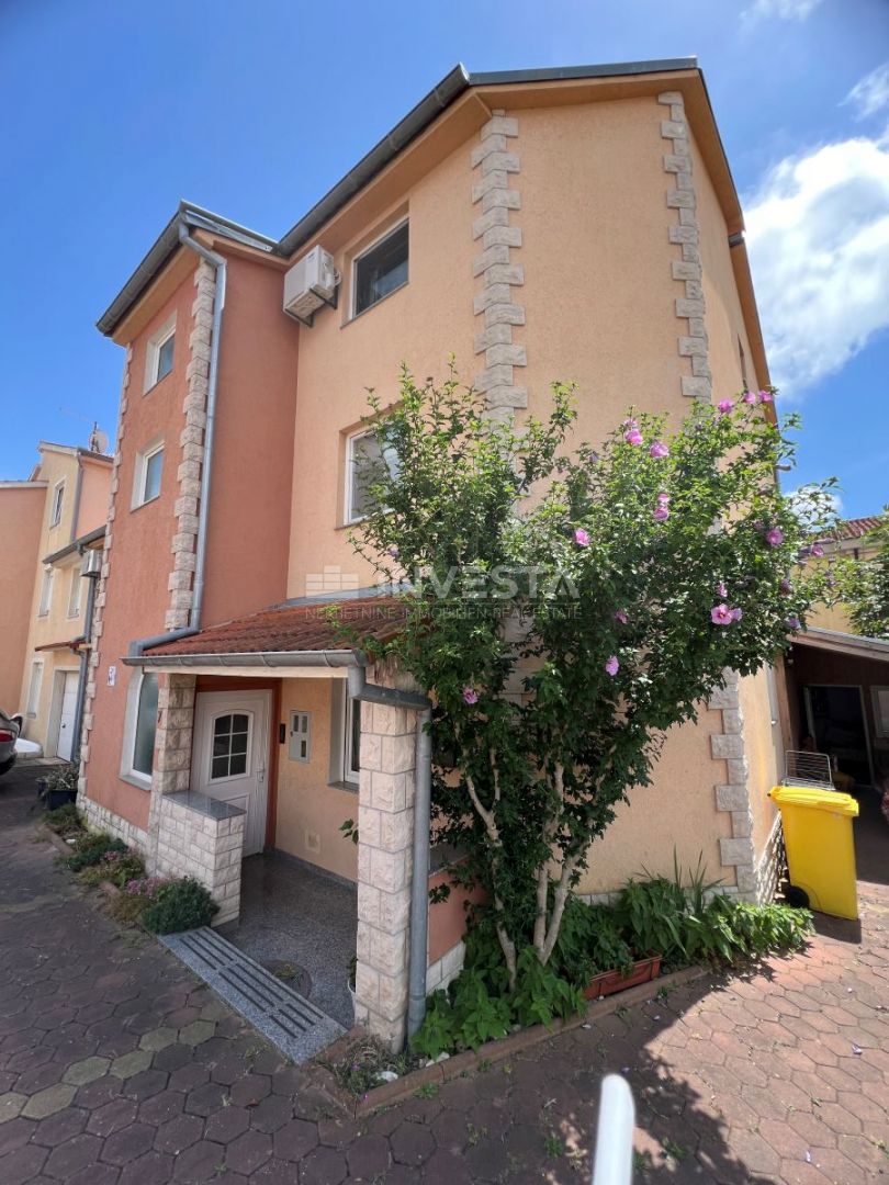 Medulin, casa con 7 appartamenti a soli 100 metri dal mare