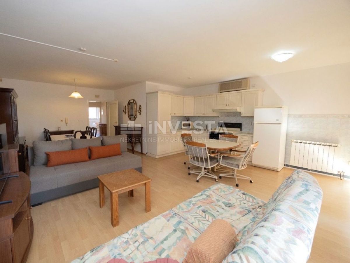 Ampio appartamento con due camere da letto in una zona ricercata di Pola