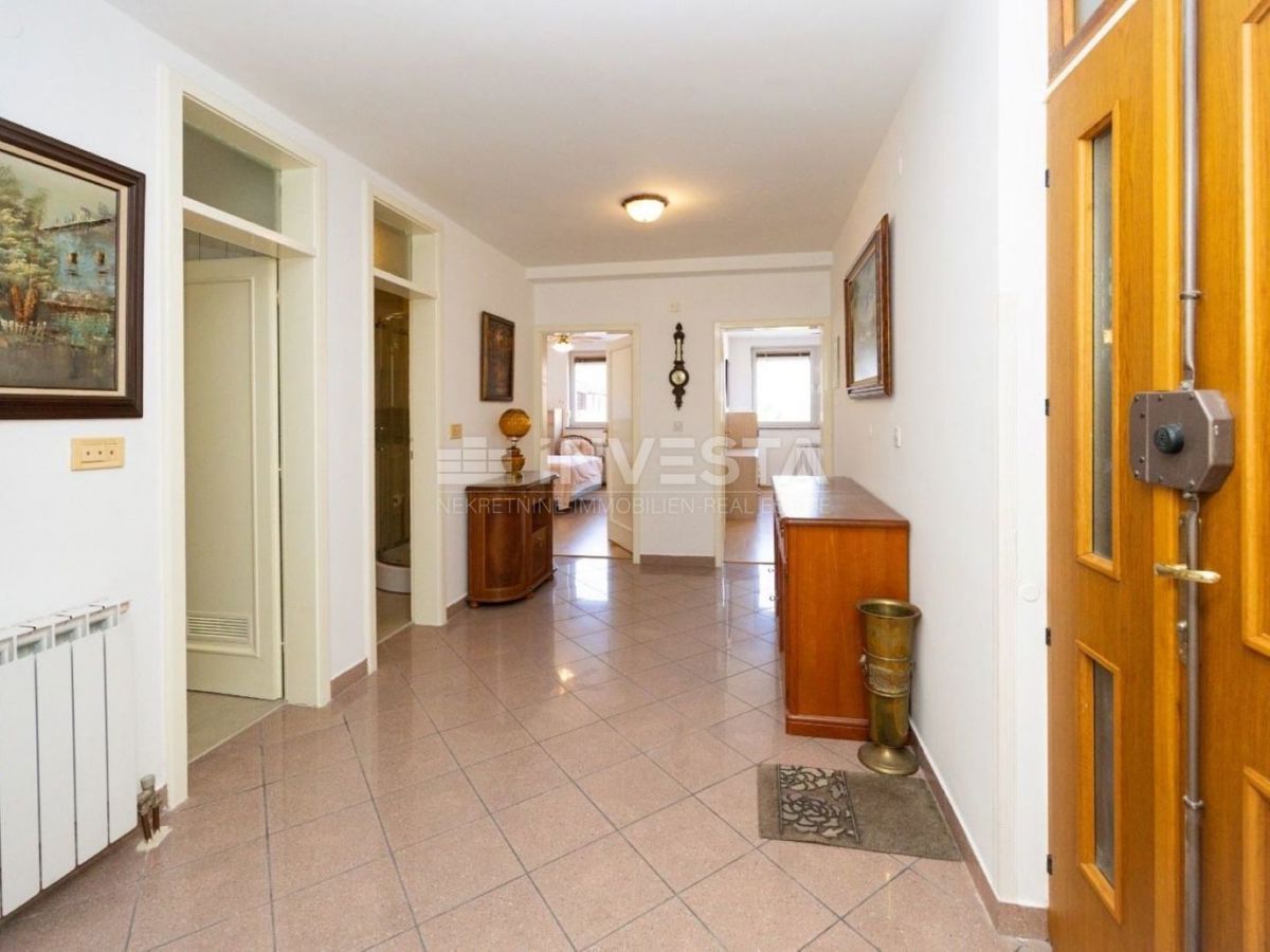 Ampio appartamento con due camere da letto in una zona ricercata di Pola