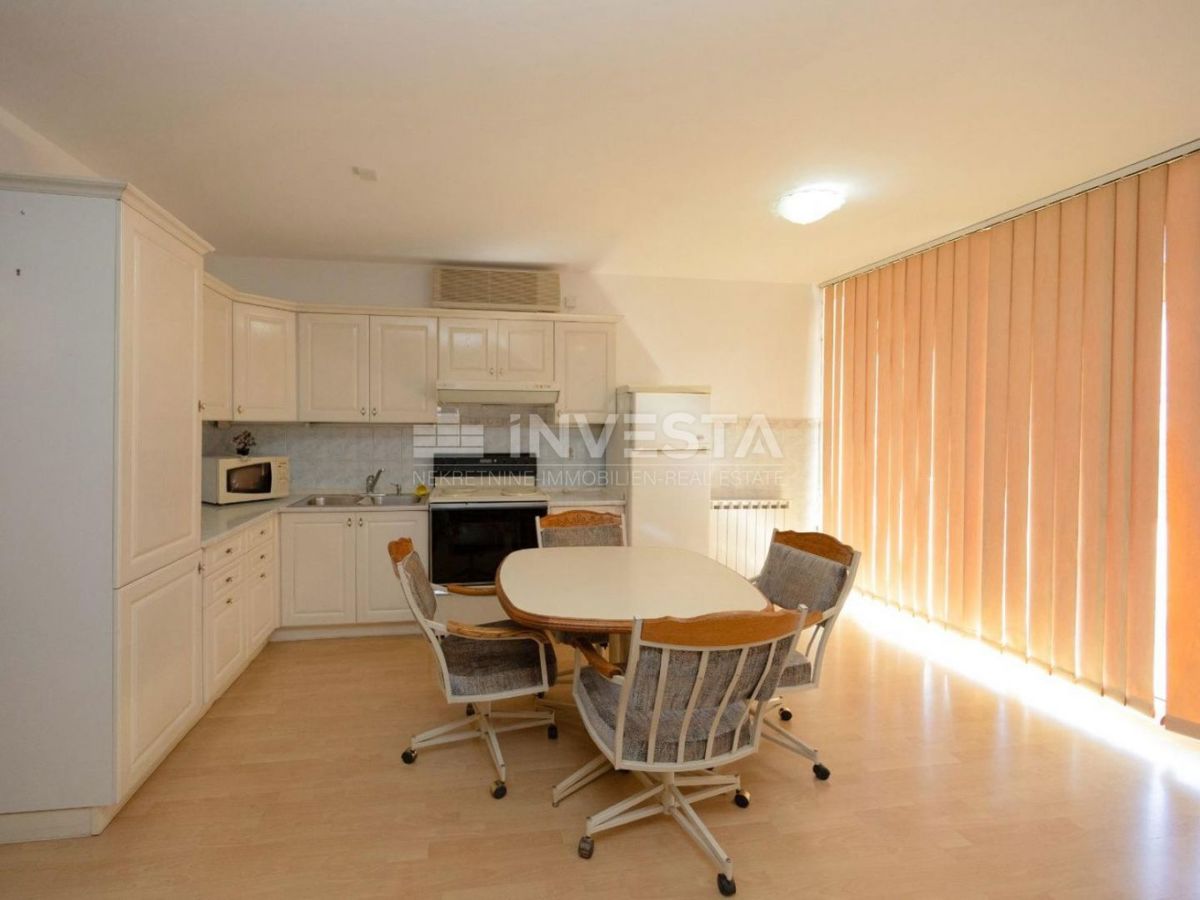 Ampio appartamento con due camere da letto in una zona ricercata di Pola