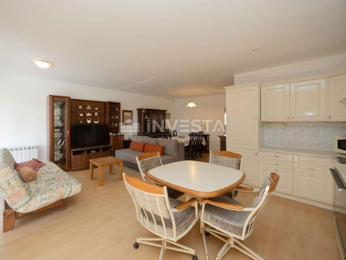 Ampio appartamento con due camere da letto in una zona ricercata di Pola