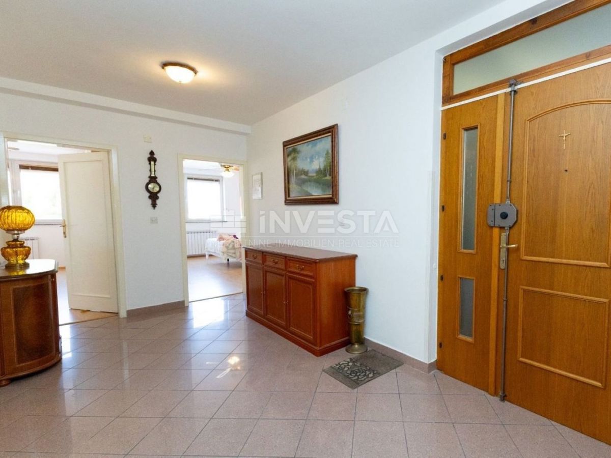 Ampio appartamento con due camere da letto in una zona ricercata di Pola