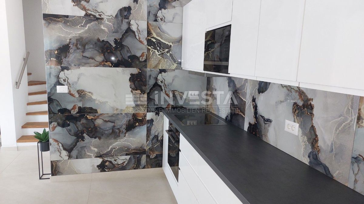 Poreč, Casa a schiera in una posizione eccellente