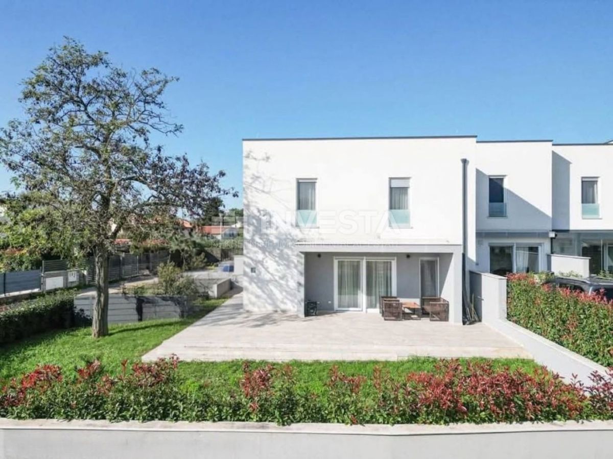 Poreč, Casa a schiera in una posizione eccellente