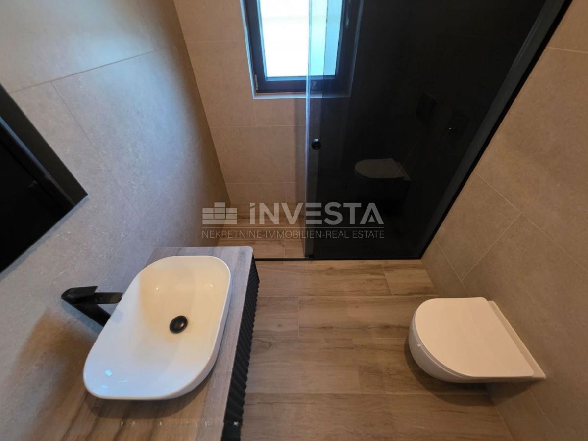 Medulin, Casa bifamiliare con piscina, buona posizione, vicino al mare