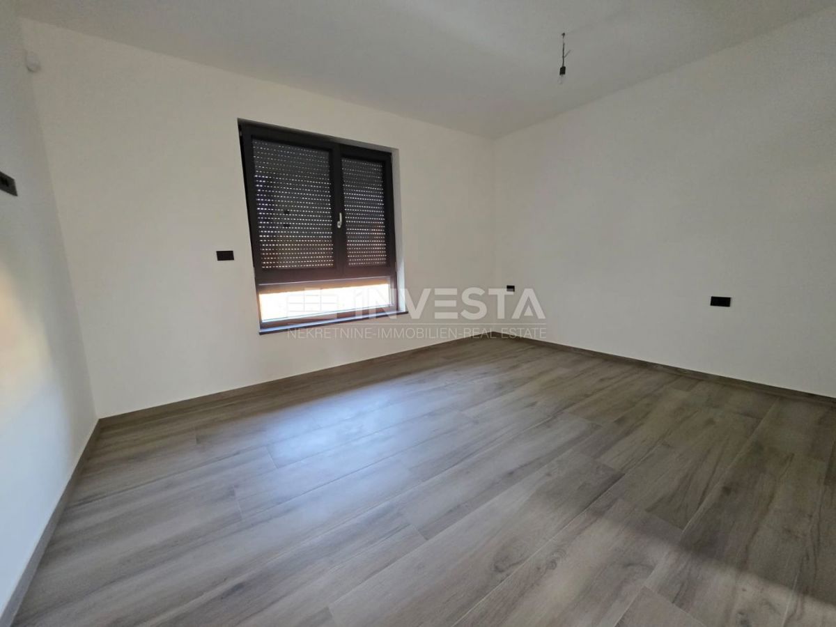 Medulin, Casa bifamiliare con piscina, buona posizione, vicino al mare