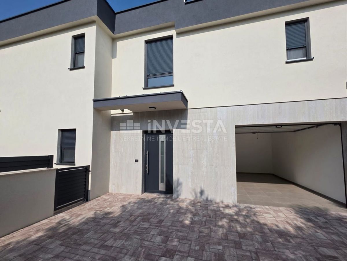 Medulin, Casa bifamiliare con piscina, buona posizione, vicino al mare