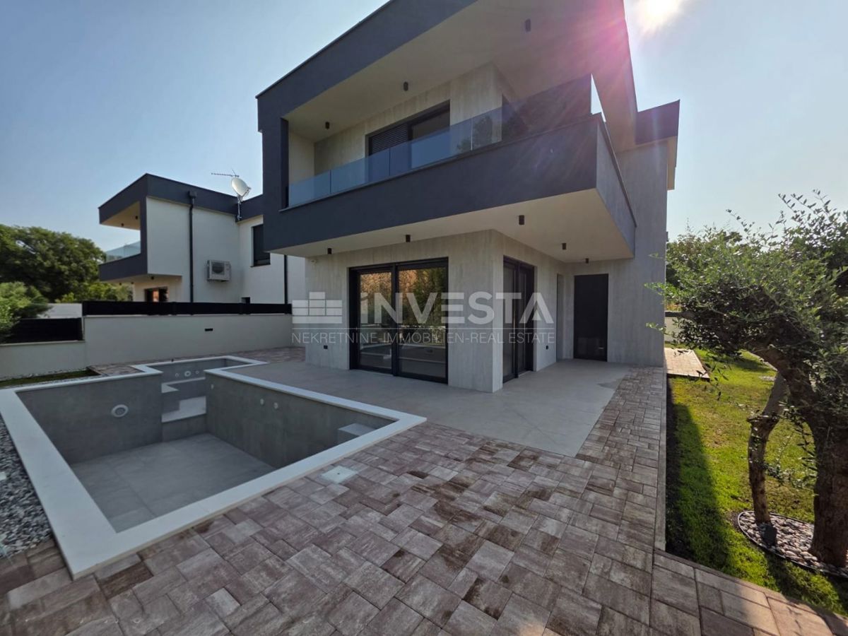 Medulin, Casa bifamiliare con piscina, buona posizione, vicino al mare