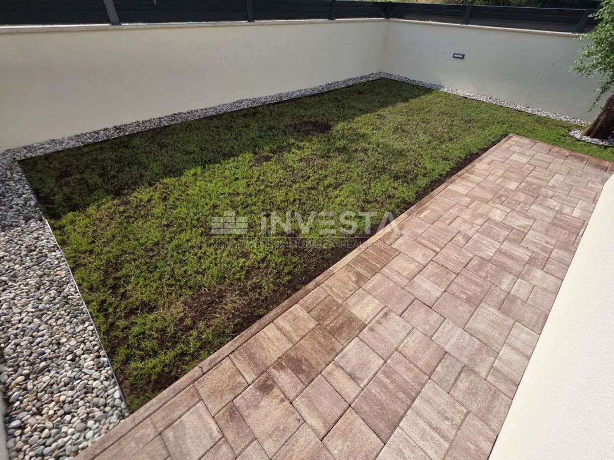 Medulin, Casa bifamiliare con piscina, buona posizione, vicino al mare