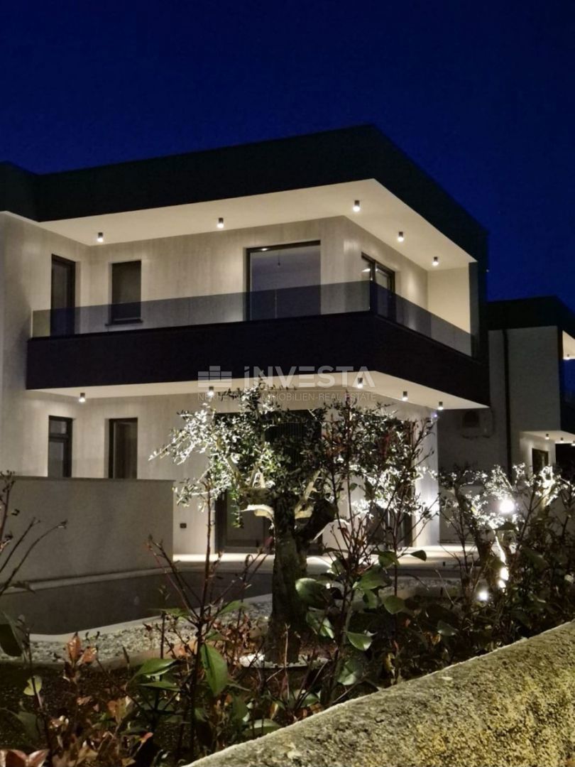 Medulin, Casa bifamiliare con piscina, buona posizione, vicino al mare