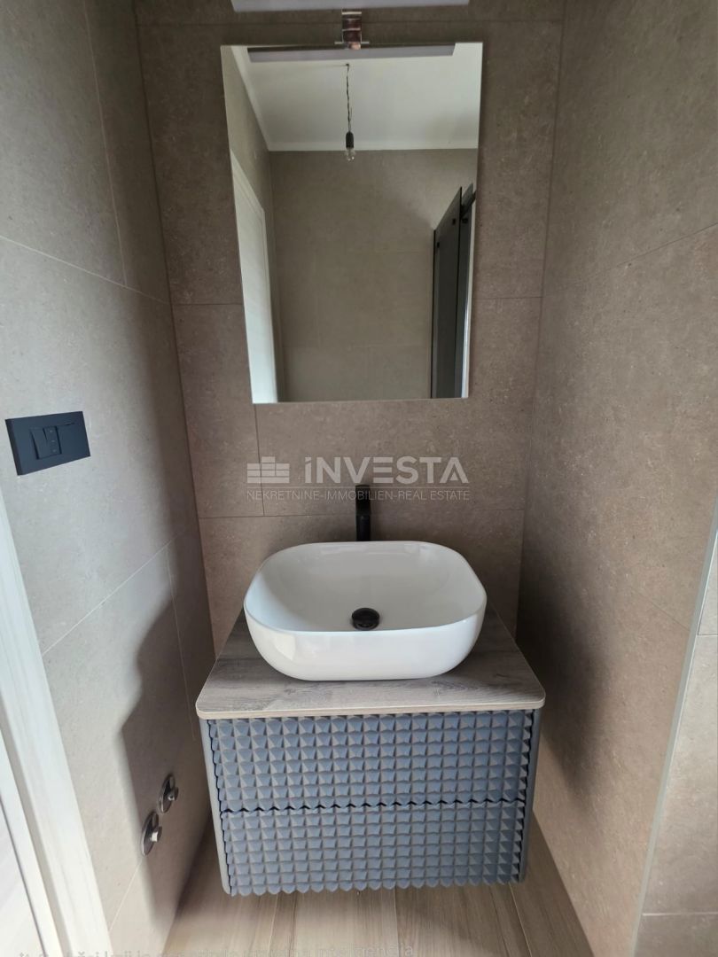 Medulin, Casa bifamiliare con piscina, buona posizione, vicino al mare