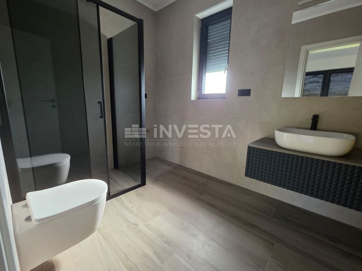 Medulin, Casa bifamiliare con piscina, buona posizione, vicino al mare