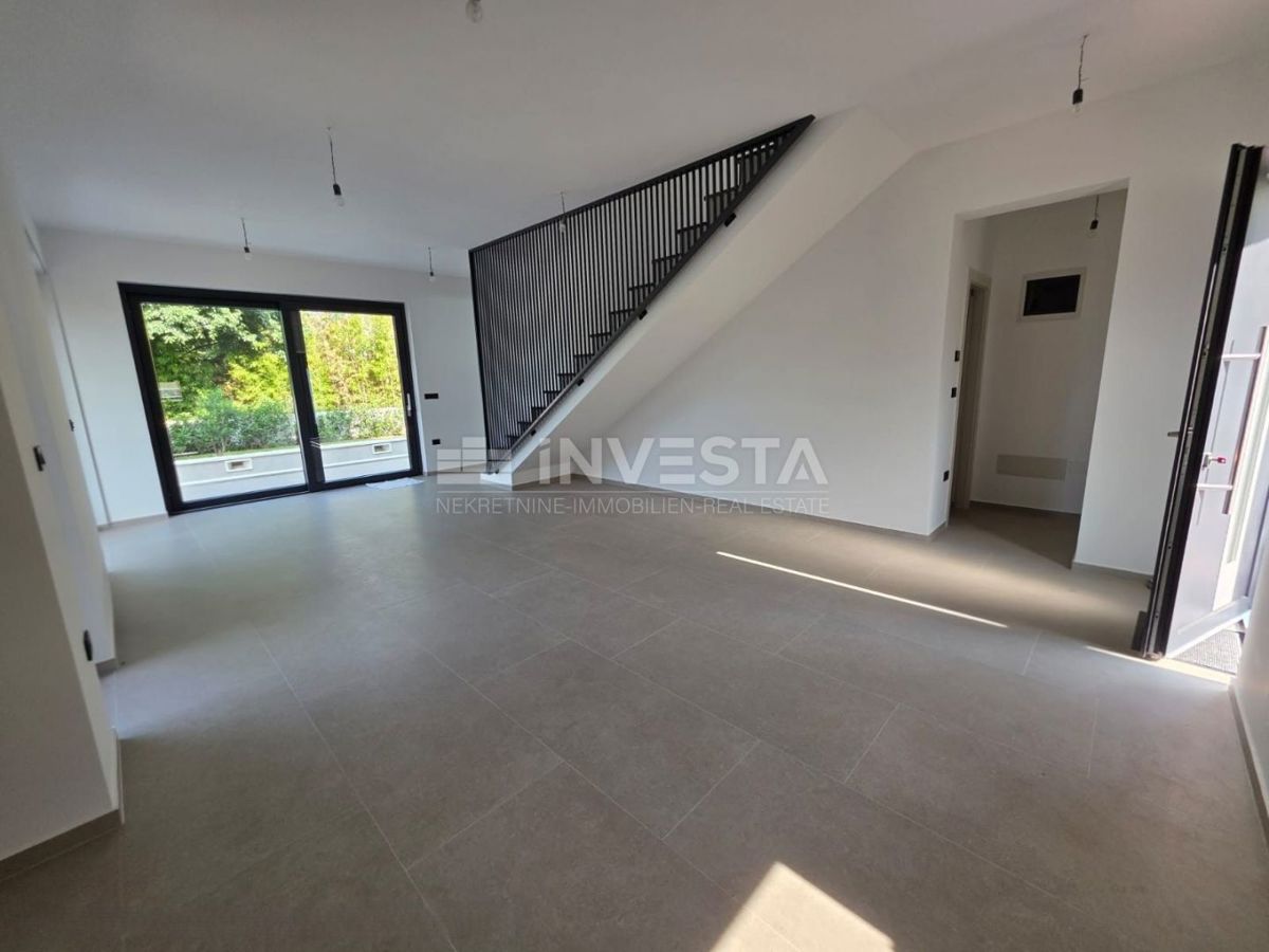 Medulin, Casa bifamiliare con piscina, buona posizione, vicino al mare